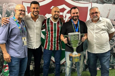 Fred comemora o primeiro título como dirigente do Fluminense