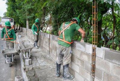 Muros de vedação começam a ser construídos em trechos da linha férrea