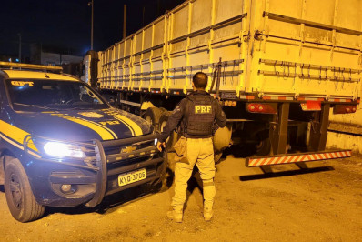 PRF resgata motorista feito refém e recupera caminhão roubado na Dutra