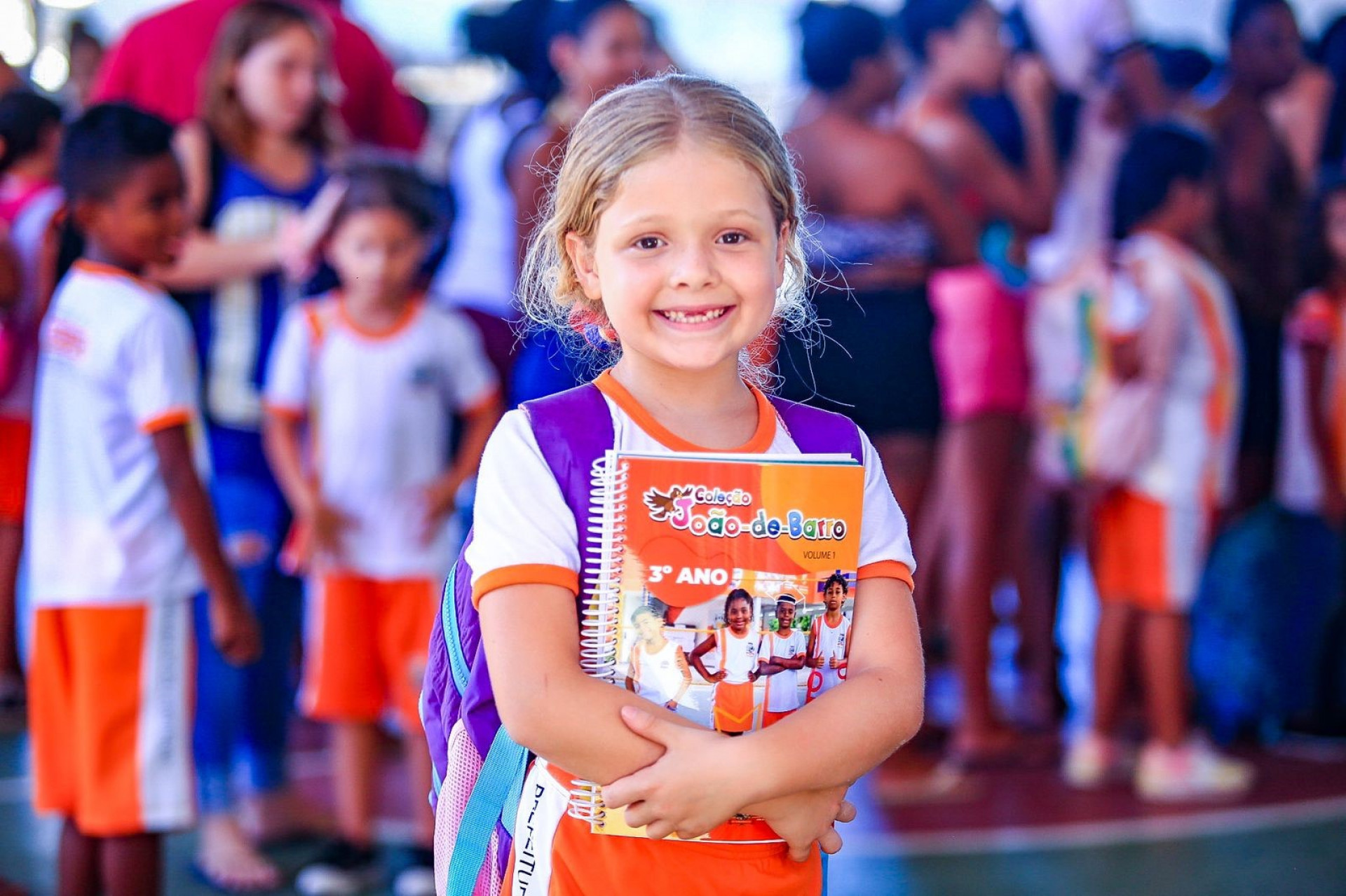 Emanuelly Vit&oacute;ria adorou os novos livros. Ela gosta de ler e pintar - Rafael Barreto / PMBR