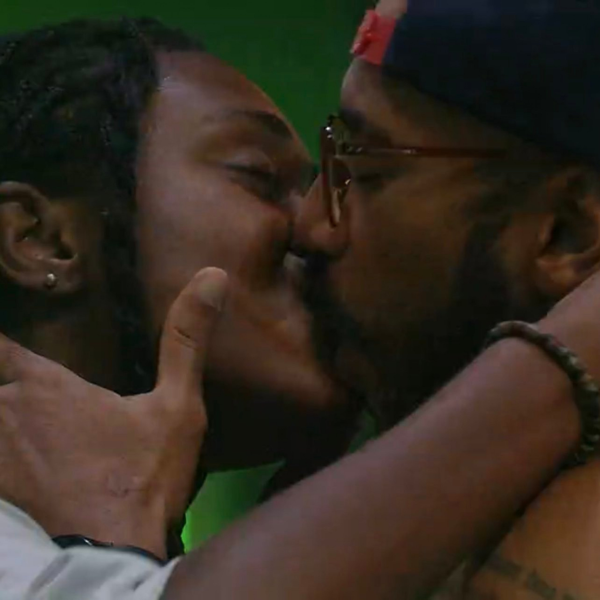 Sarah e Alface se beijam na festa desta quarta-feira - Reprodução