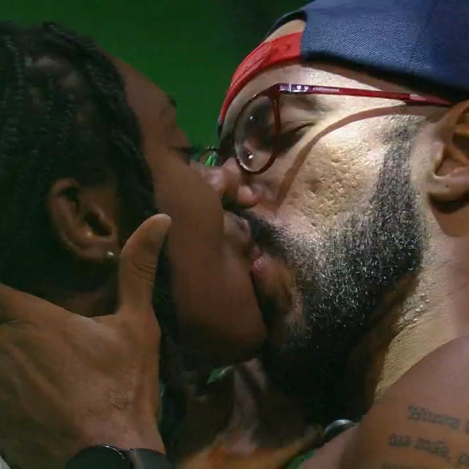 Sarah e Alface se beijam na festa desta quarta-feira - Reprodução