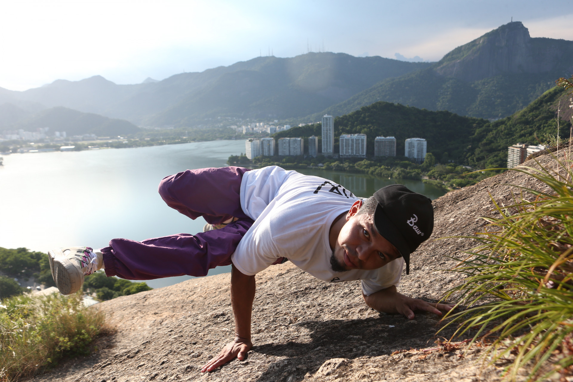 Bboy Kapu, &uacute;nico representante do Rio cotado pra disputar as Olimp&iacute;adas 2024 na modalidade breaking, posa no alto do Cantagalo - Cleber Mendes/ Ag&ecirc;ncia O Dia