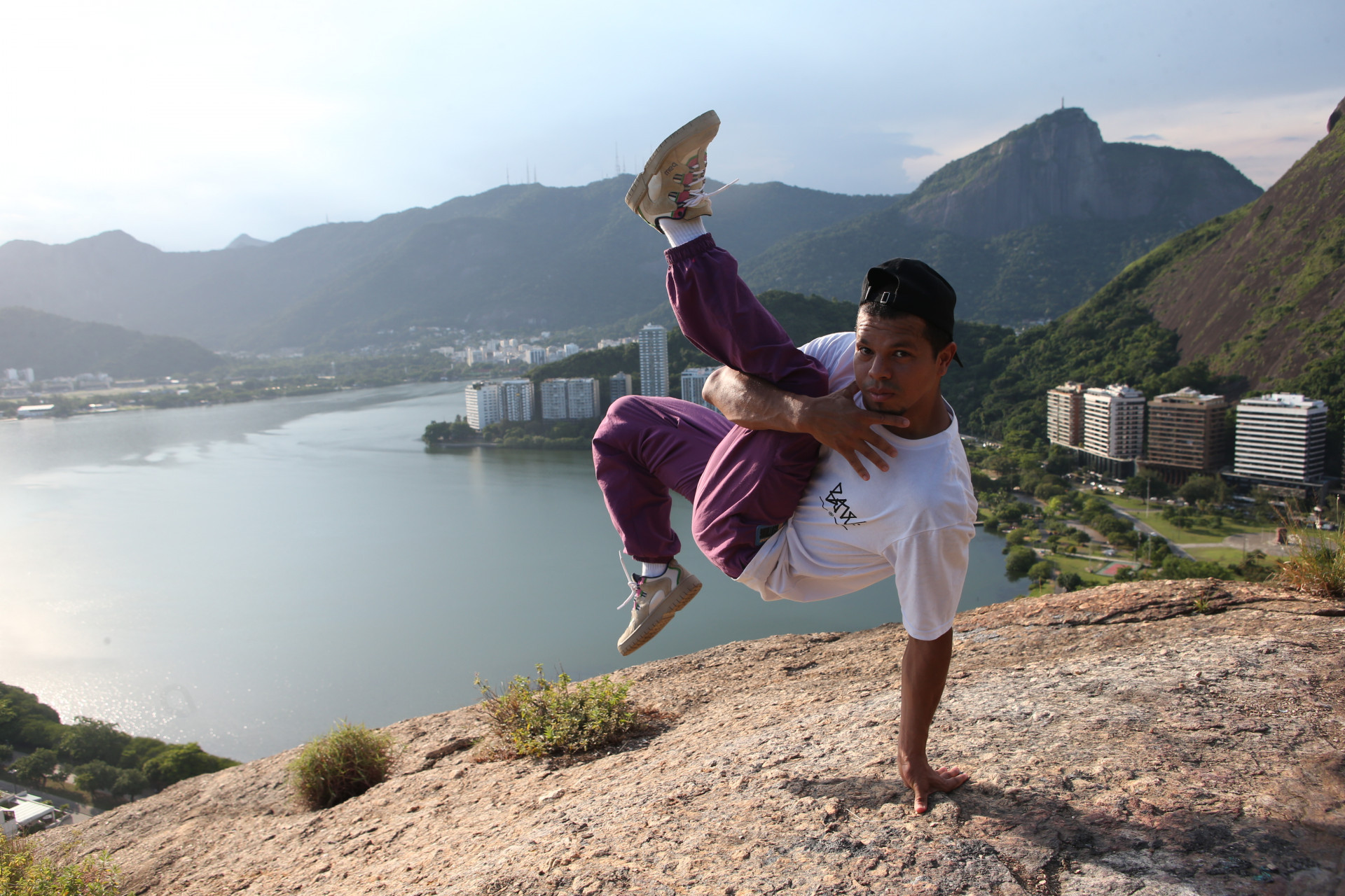 Bboy Kapu, &uacute;nico representante do Rio cotado pra disputar as Olimp&iacute;adas 2024 na modalidade breaking, posa no alto do Cantagalo - Cleber Mendes