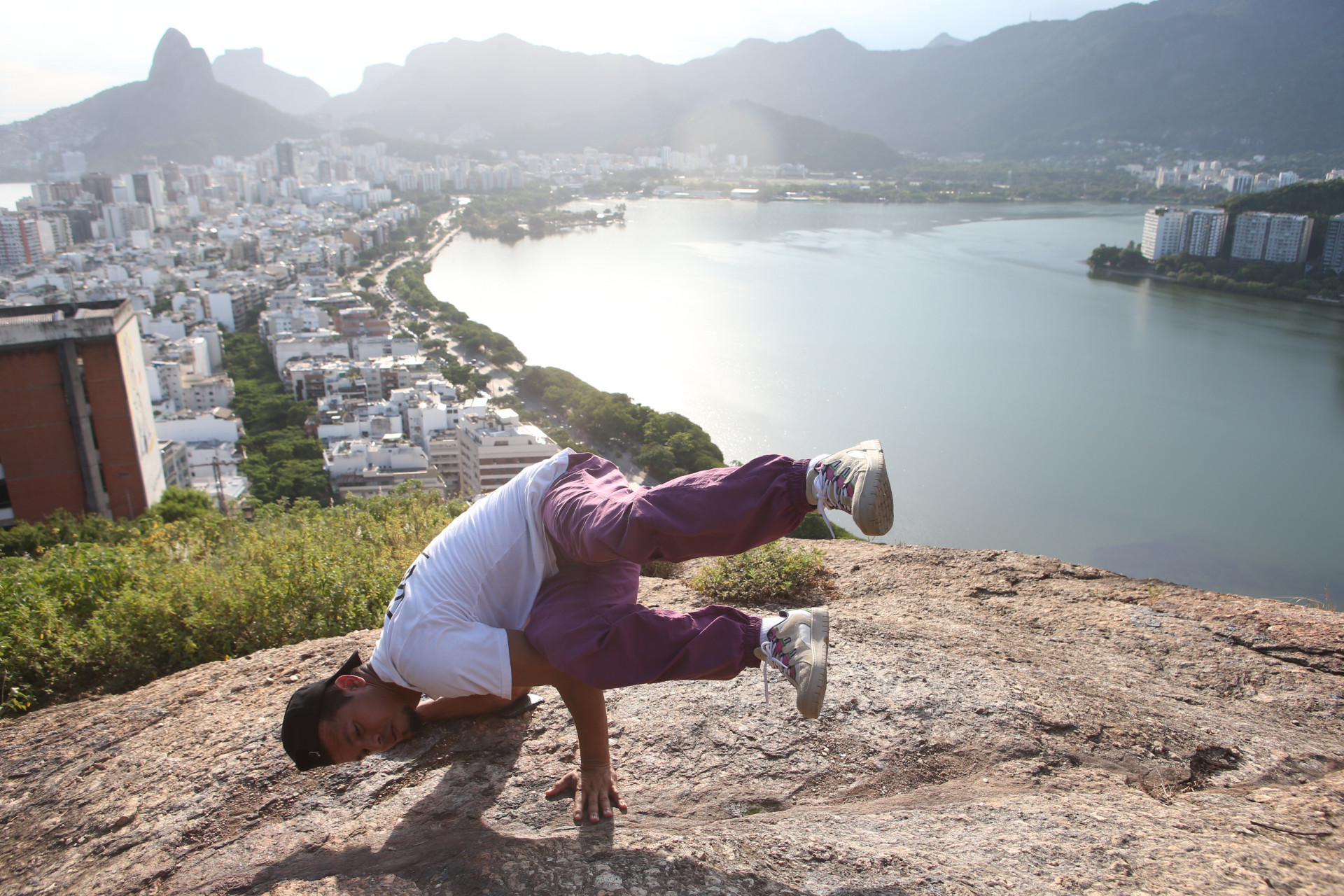 Bboy Kapu, &uacute;nico representante do Rio cotado pra disputar as Olimp&iacute;adas 2024 na modalidade breaking, posa no alto do Cantagalo - Cleber Mendes/ Ag&ecirc;ncia O Dia