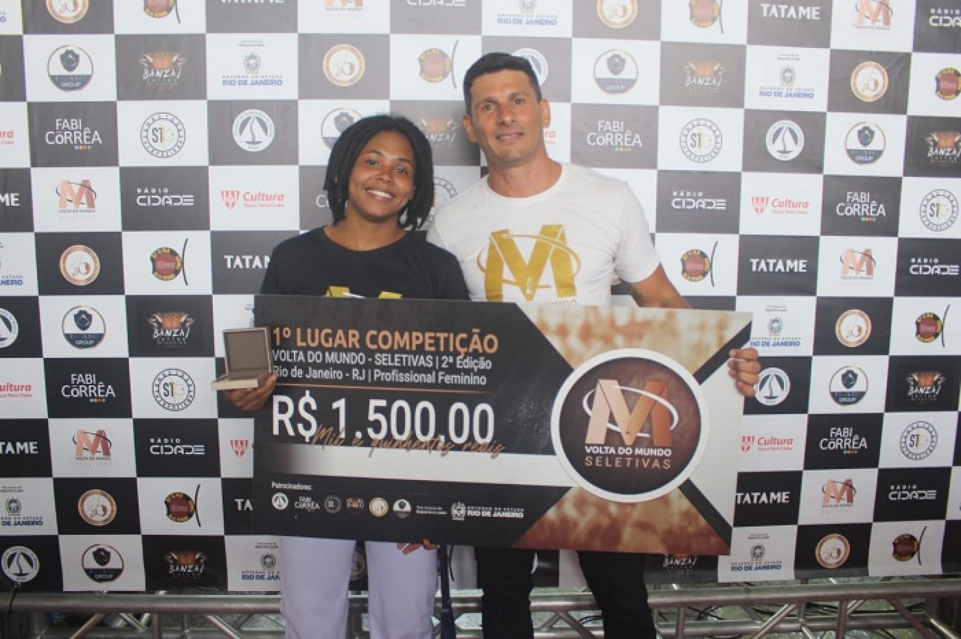 Kitana, campe&atilde; do profissional feminino, ao lado do diretor-executivo Saverio Scarpati  - (Foto: Divulga&ccedil;&atilde;o)
