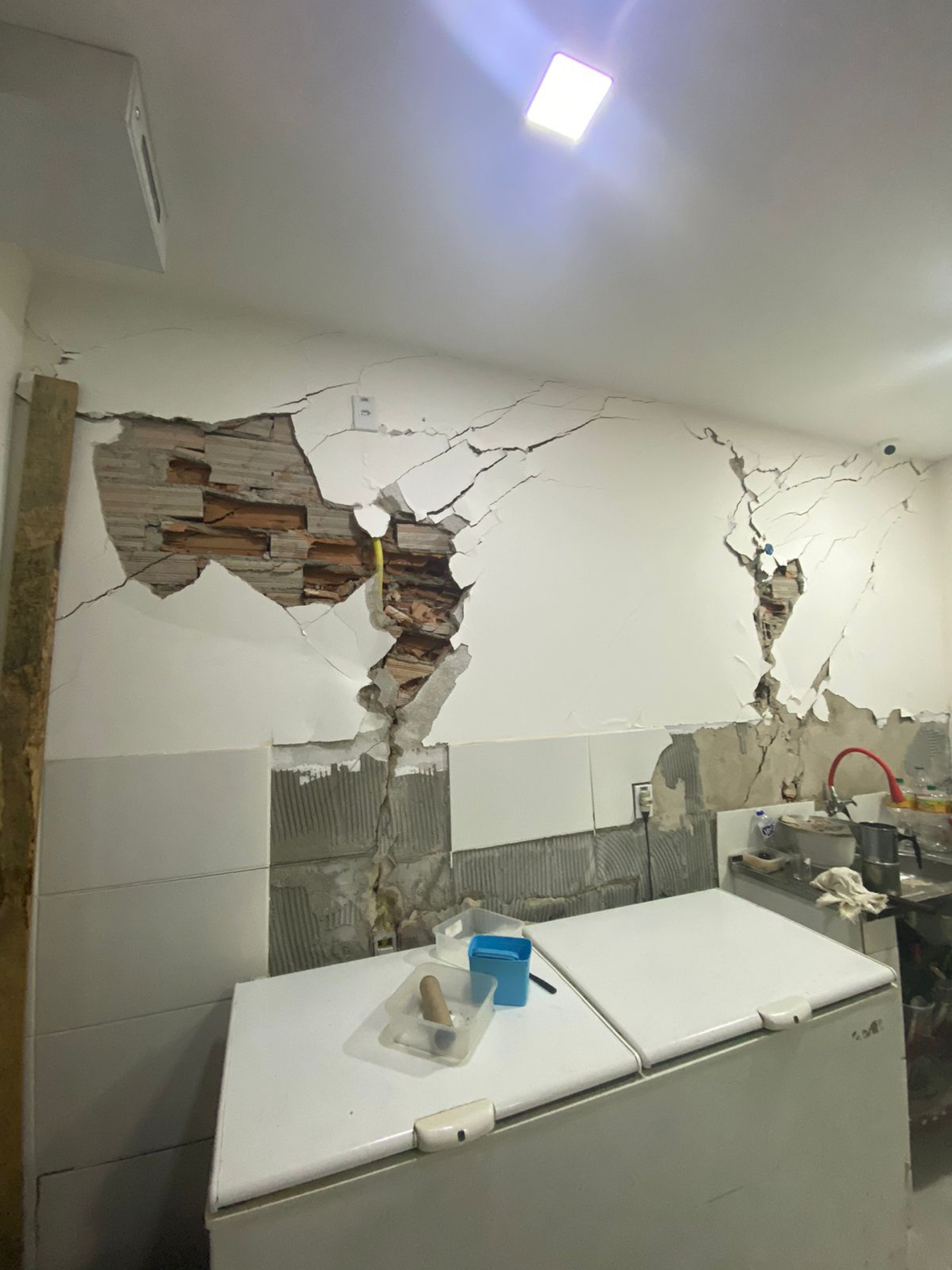 Im&oacute;vel de dois andares apresenta s&eacute;rios comprometimentos na estrutura e profundas rachaduras nas paredes