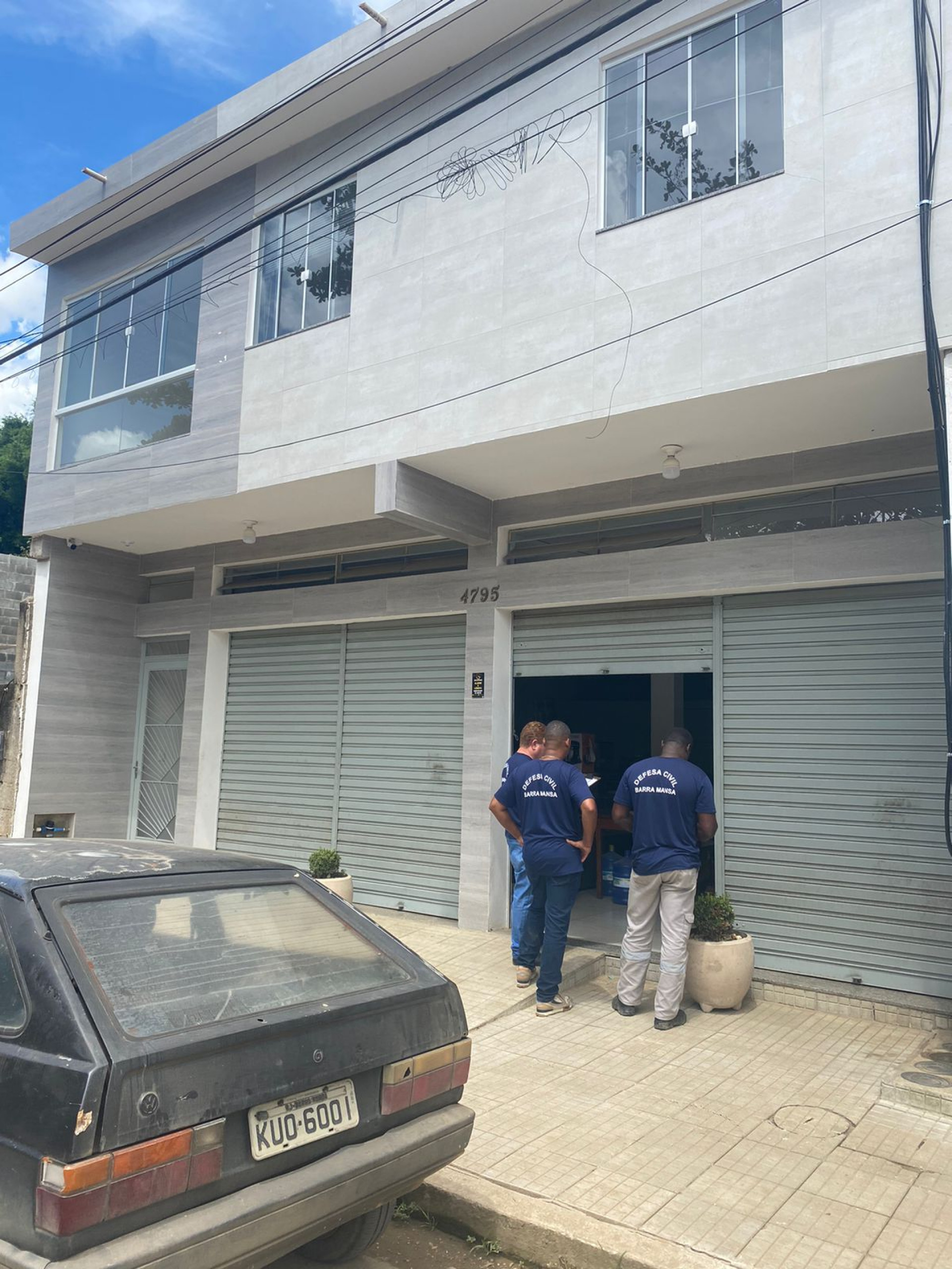 Im&oacute;vel de dois andares apresenta s&eacute;rios comprometimentos na estrutura e profundas rachaduras nas paredes