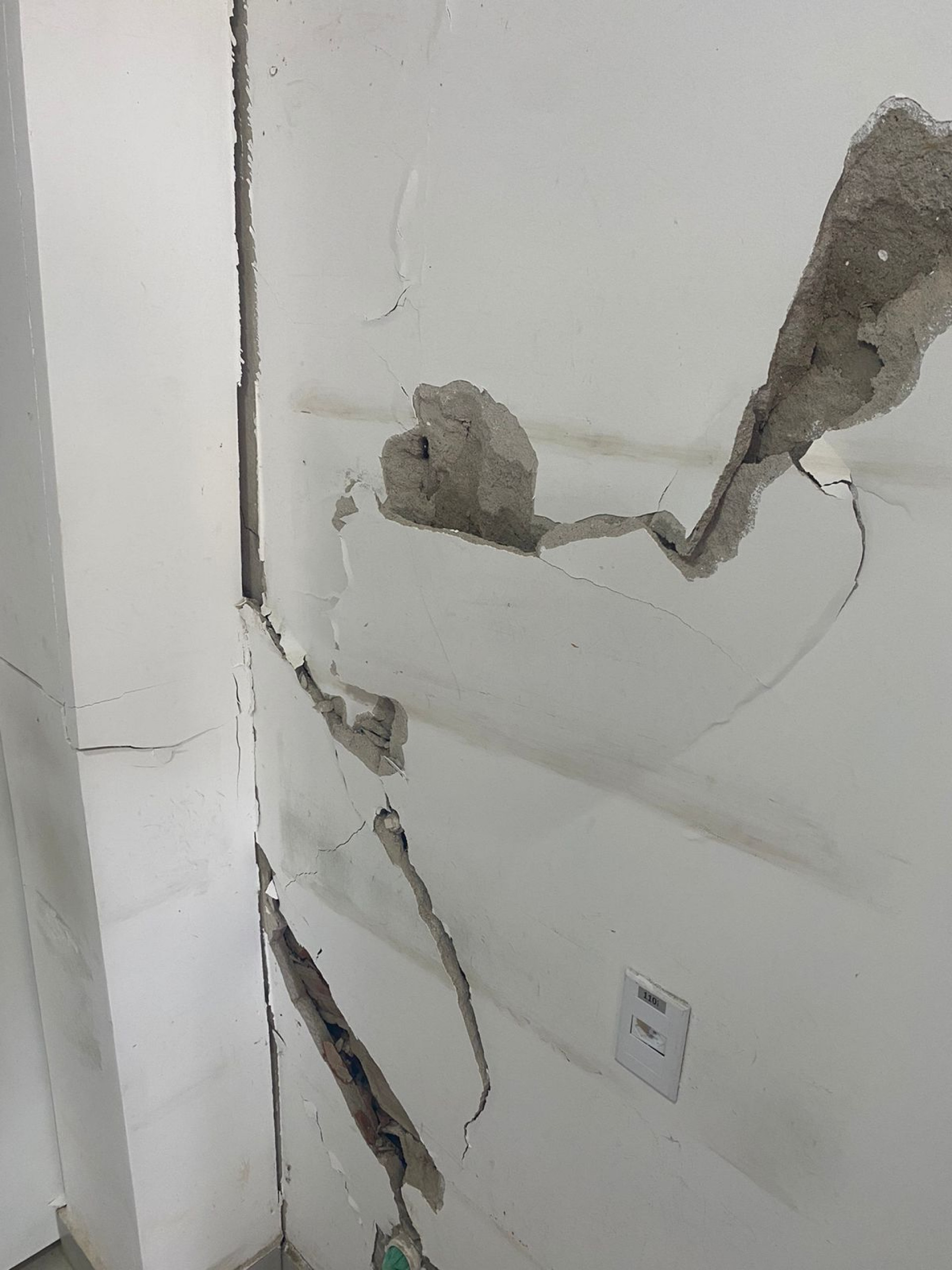 Im&oacute;vel de dois andares apresenta s&eacute;rios comprometimentos na estrutura e profundas rachaduras nas paredes