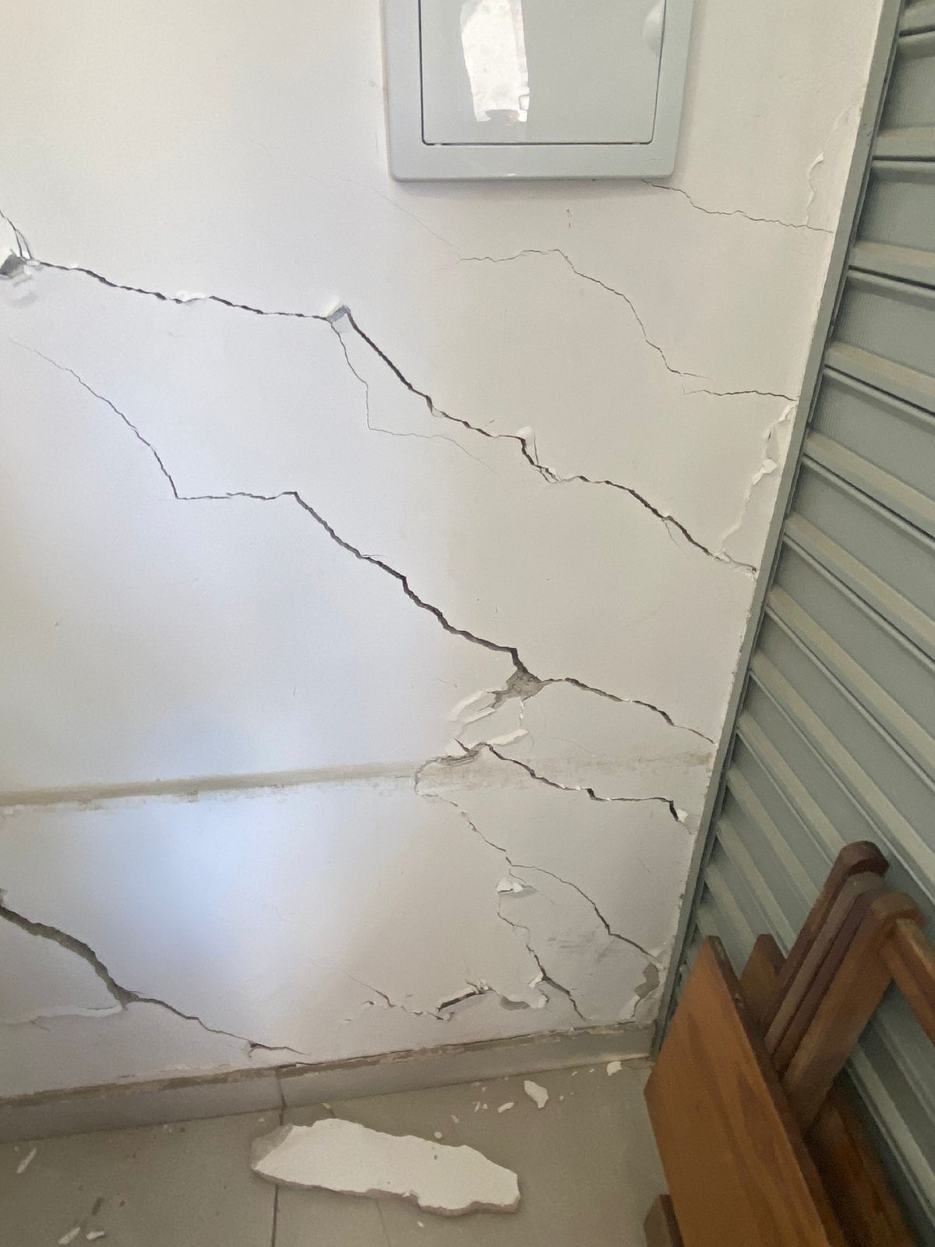 Im&oacute;vel de dois andares apresenta s&eacute;rios comprometimentos na estrutura e profundas rachaduras nas paredes