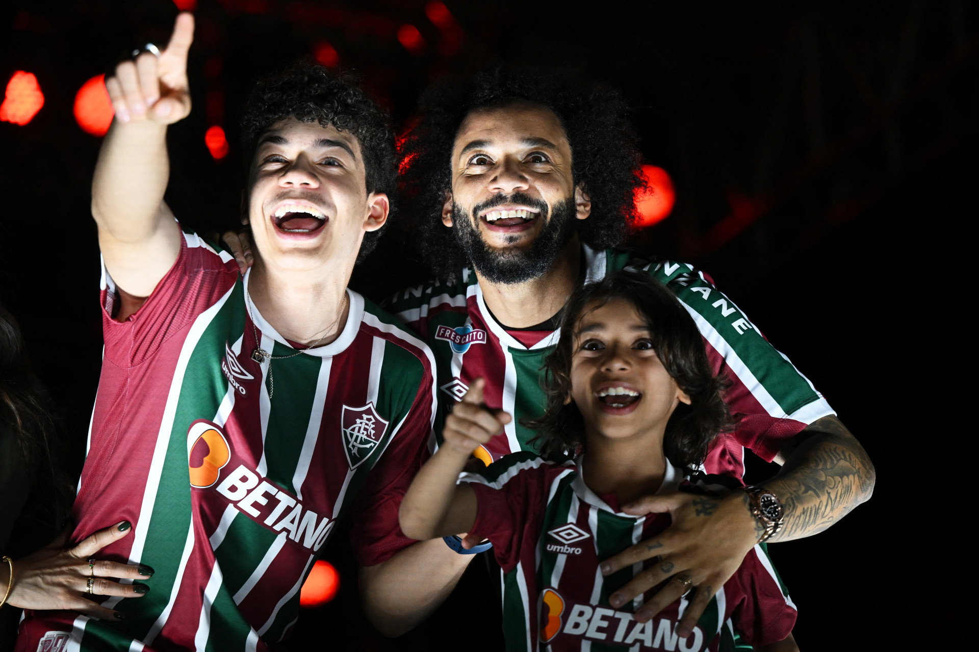 Marcelo se emocionou na festa de apresentação para a torcida, no Maracanã, com os filhos Enzo e Liam  - Carl de Souza/AFP