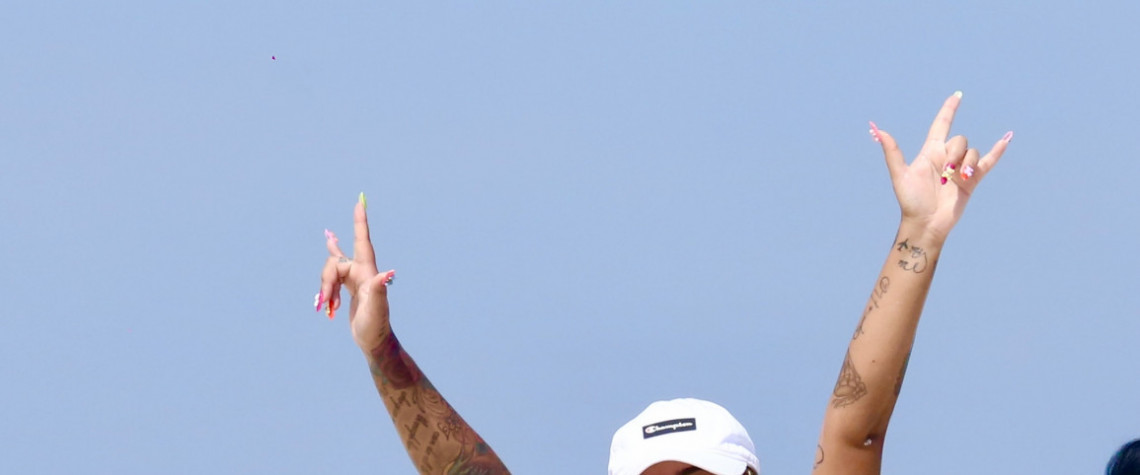 Rafaella Santos exibe as curvas em praia da Zona Oeste do Rio