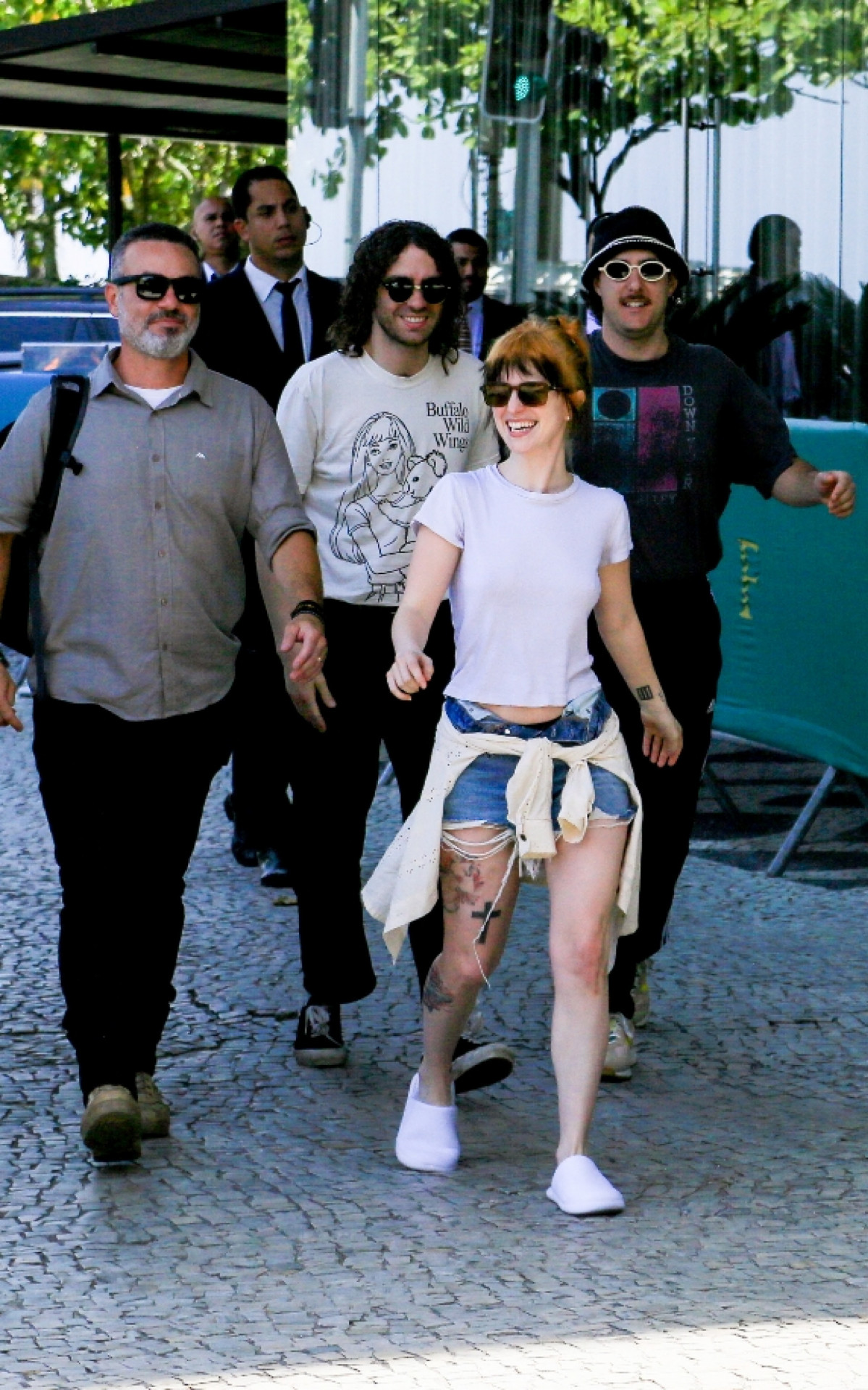 Vocalista do Paramore atendeu f&atilde;s na porta de hotel 