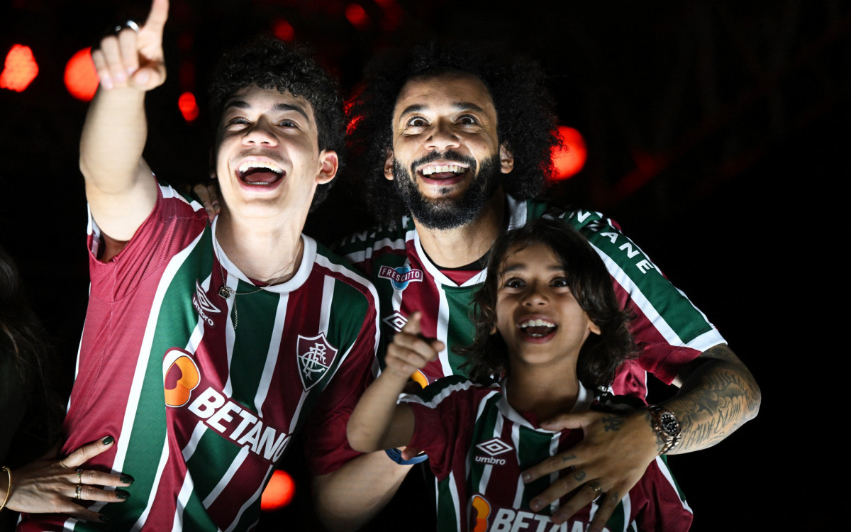 Marcelo se emocionou na festa de apresenta&ccedil;&atilde;o para a torcida, no Maracan&atilde;, com os filhos Enzo e Liam 