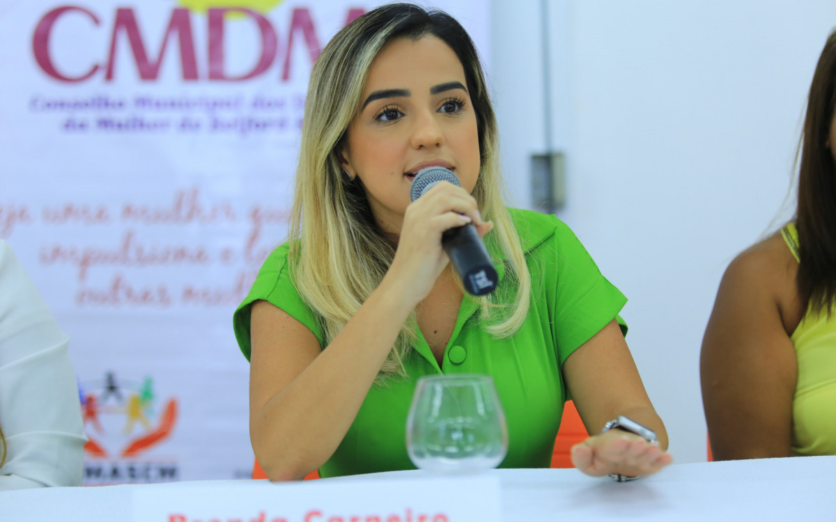 A secret&aacute;ria Brenda Carneiro destacou as atividades para as mulheres que est&atilde;o sendo realizadas em mar&ccedil;o