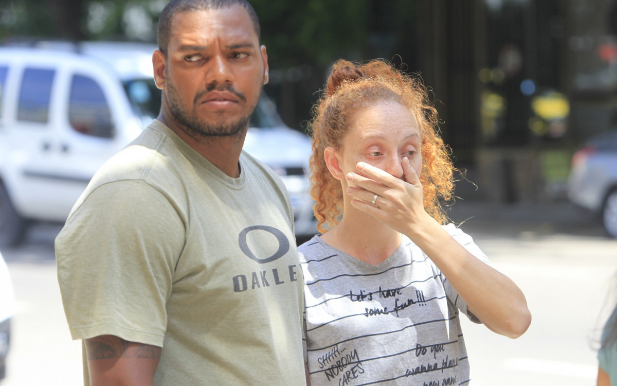 Operação policia militar no Tabajaras e Cabritos, em Copacabana. Na foto, Júlio César e Amanda, pais de Maria Júlia, na porta do hospital Miguel Couto, no Leblon.