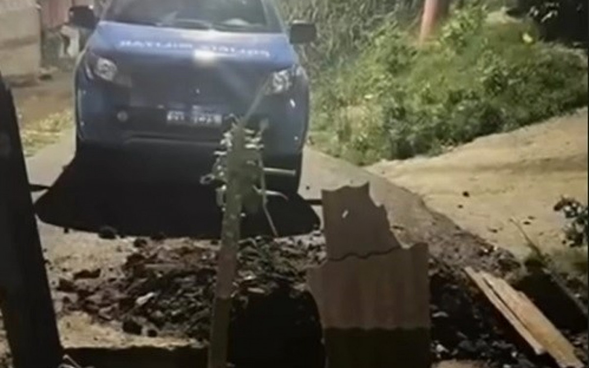 Com a retirada de ferros, concretos e entulhos usados pelos criminosos, os policiais militares garantem o Direito Constitucional dos nilopolitanos de ir e vir