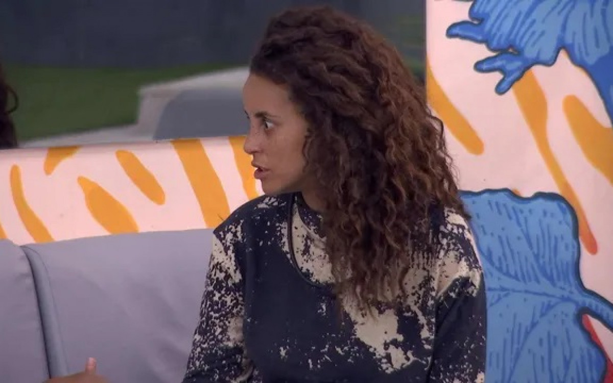 Domitila fala sobre o Quarto Branco durante conversa com Cezar