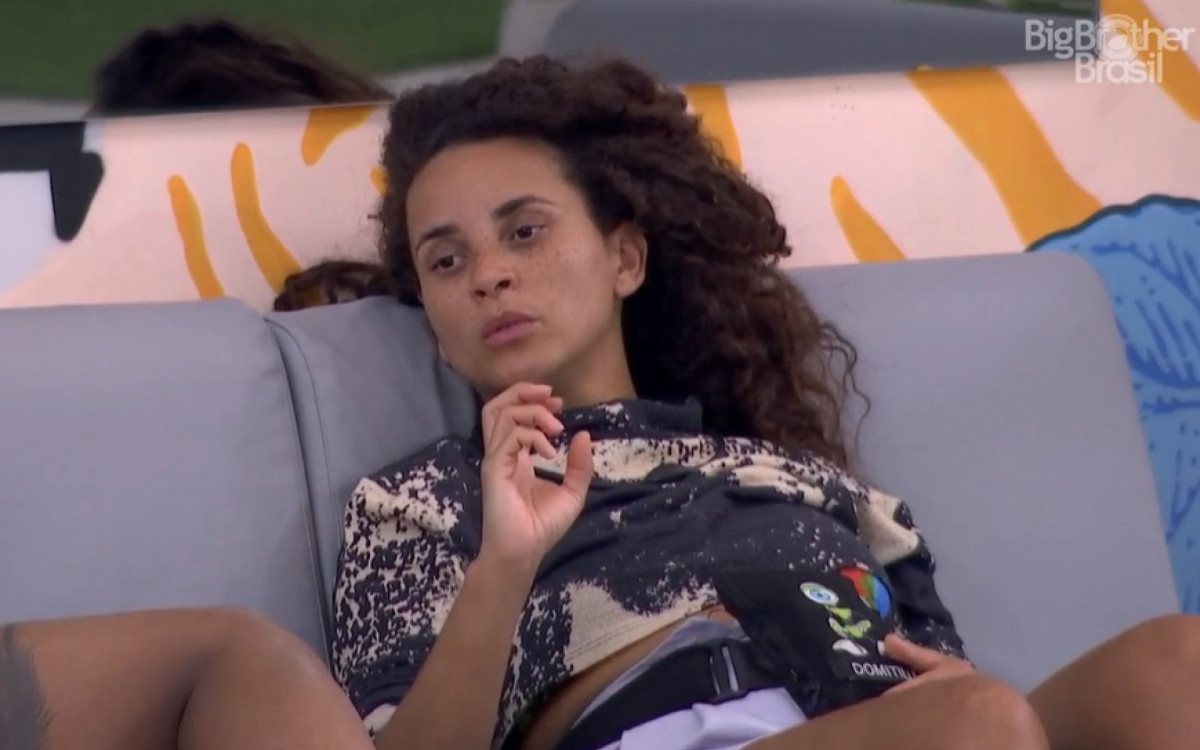 Domitila fala sobre o Quarto Branco durante conversa com Cezar