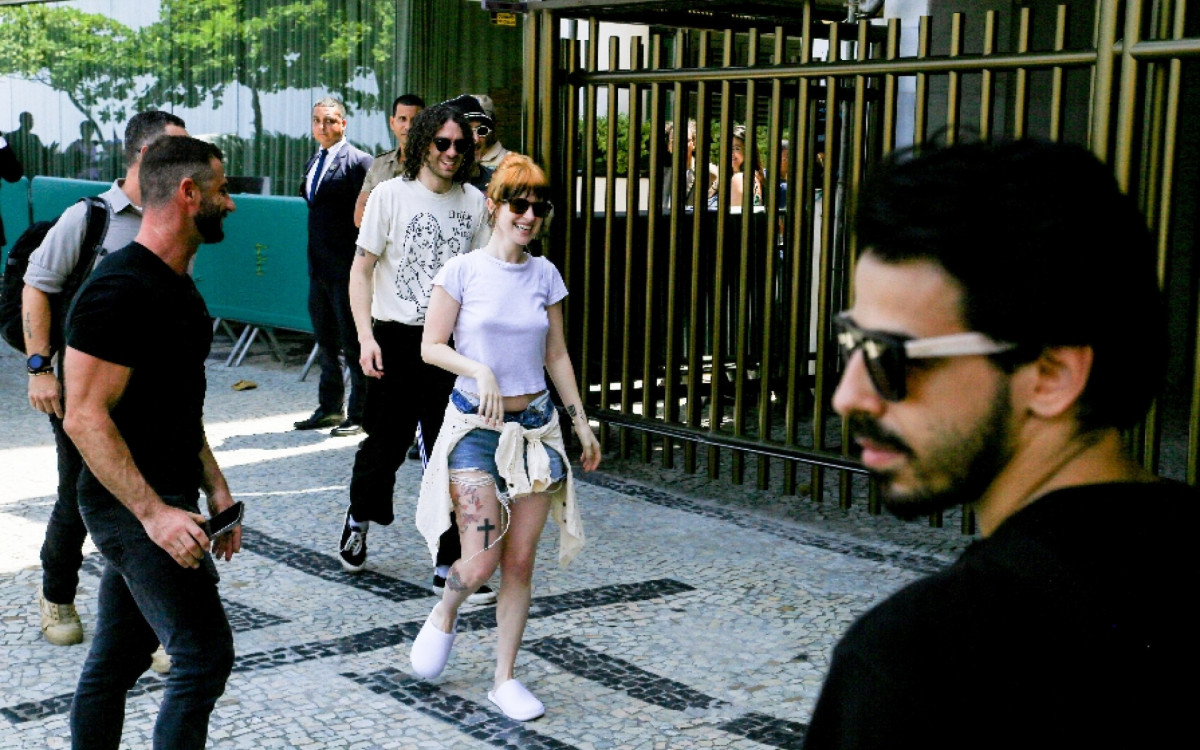 Vocalista do Paramore atendeu f&atilde;s na porta de hotel 