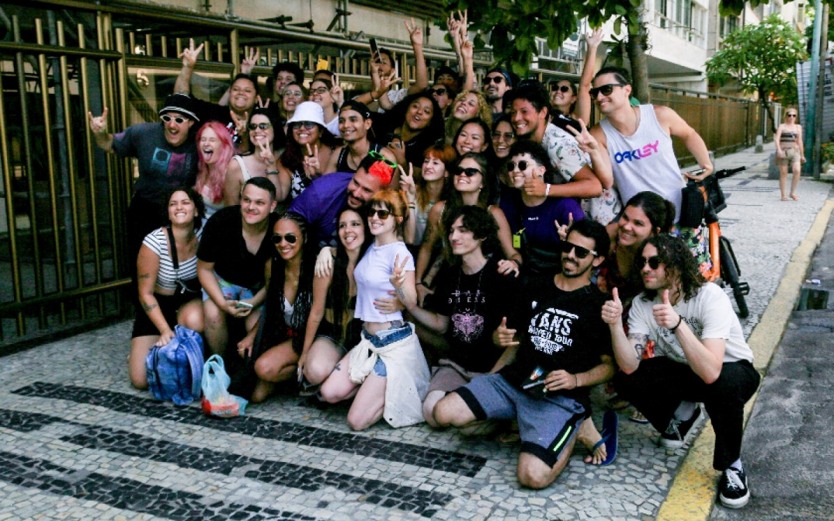 Vocalista do Paramore atendeu f&atilde;s na porta de hotel 