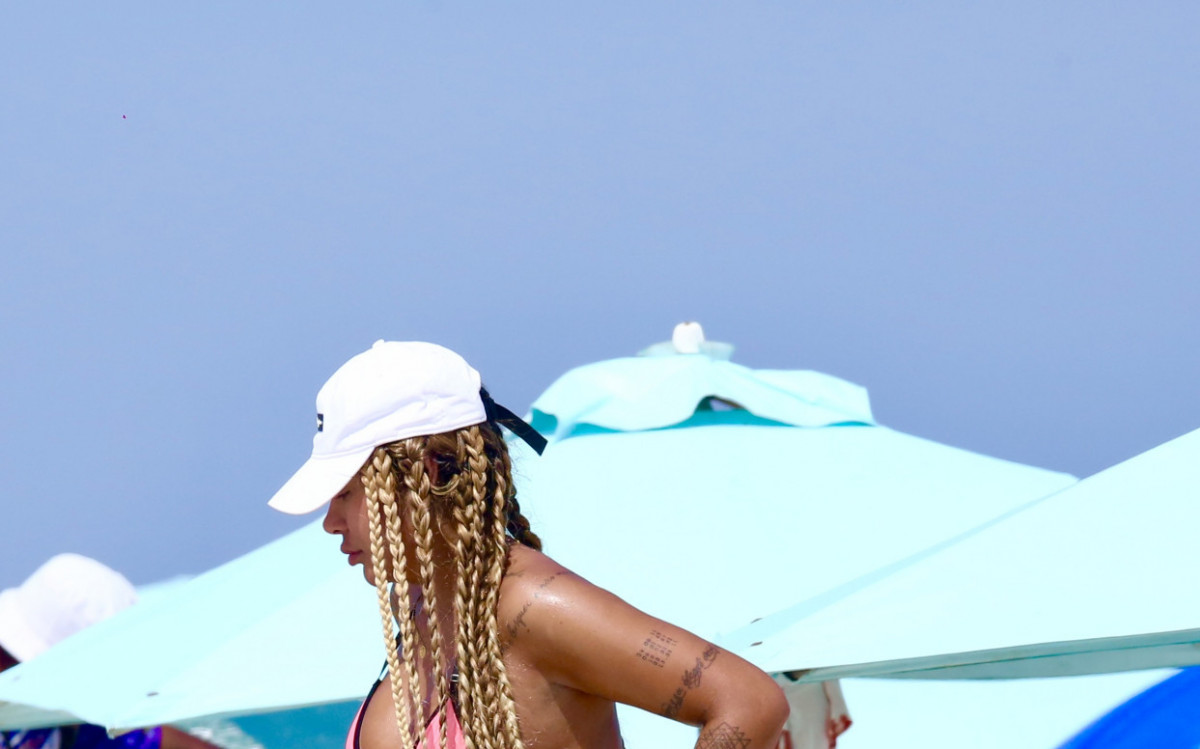 Rafaella Santos exibe as curvas em praia da Zona Oeste do Rio