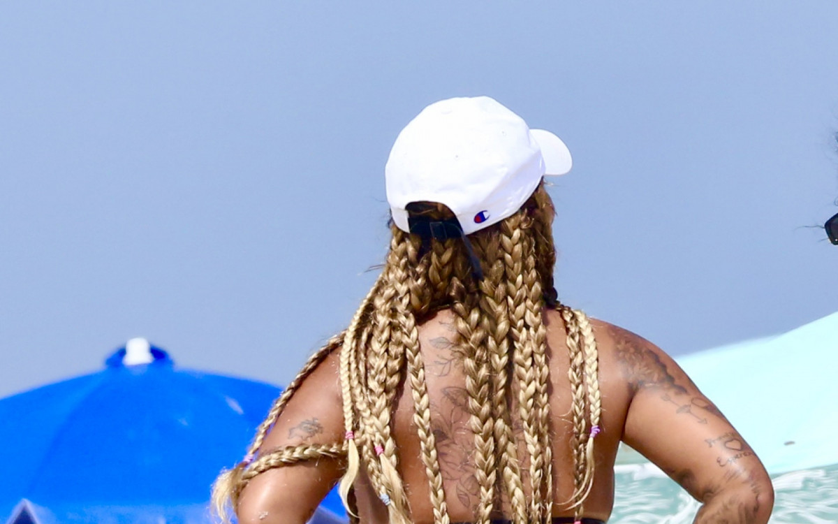 Rafaella Santos exibe as curvas em praia da Zona Oeste do Rio