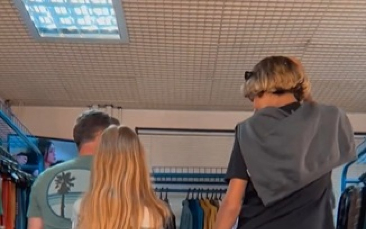 Luciano Huck, Eva e Xurrasco dan&ccedil;am juntinhos