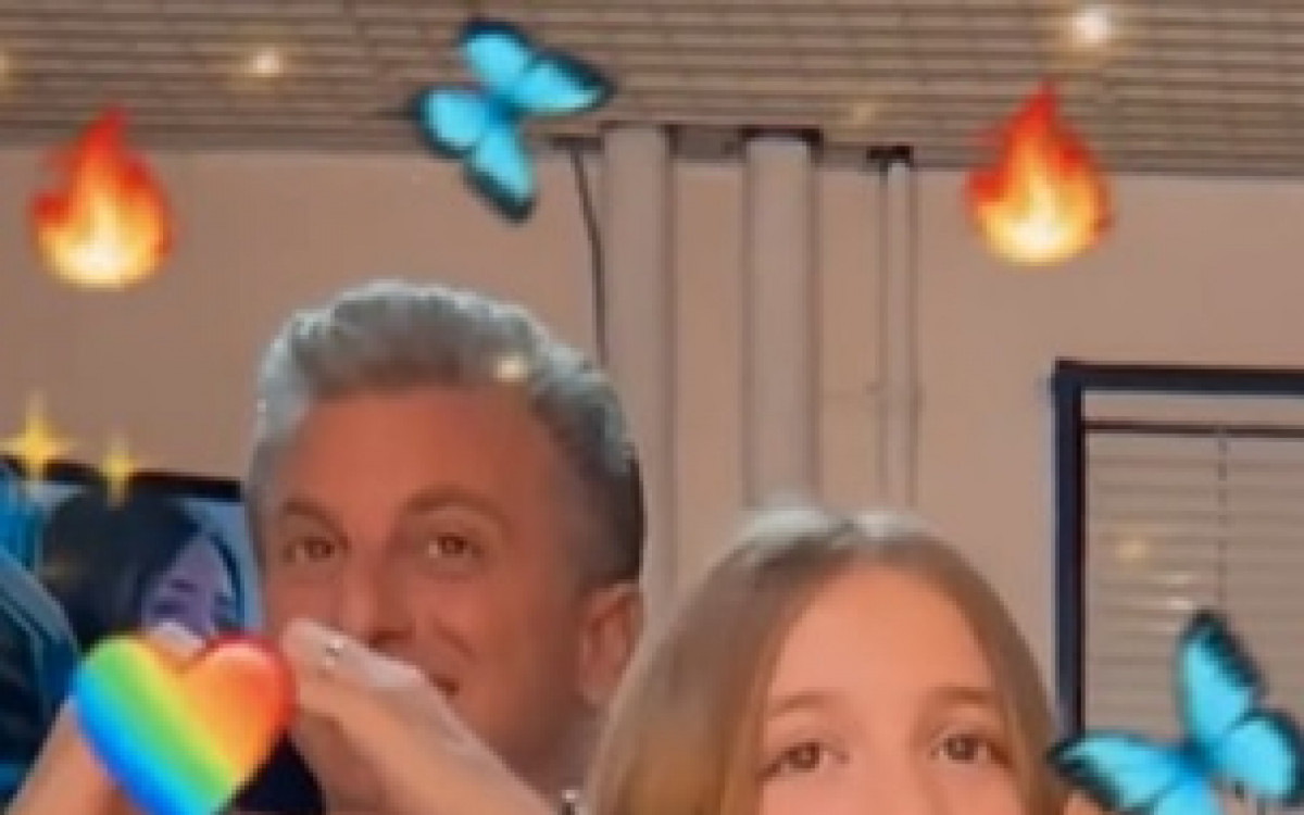 Luciano Huck e Eva dan&ccedil;am juntinhos