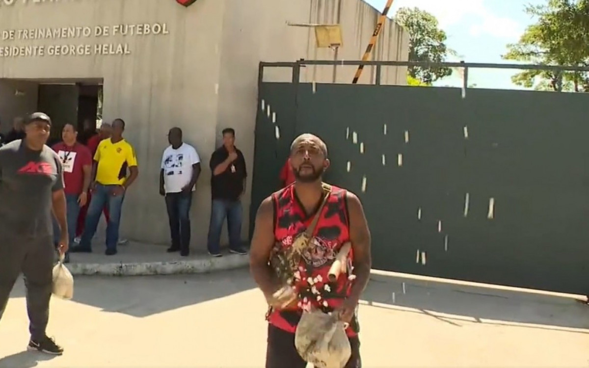 Protesto de torcedores do Flamengo no Ninho do Urubu