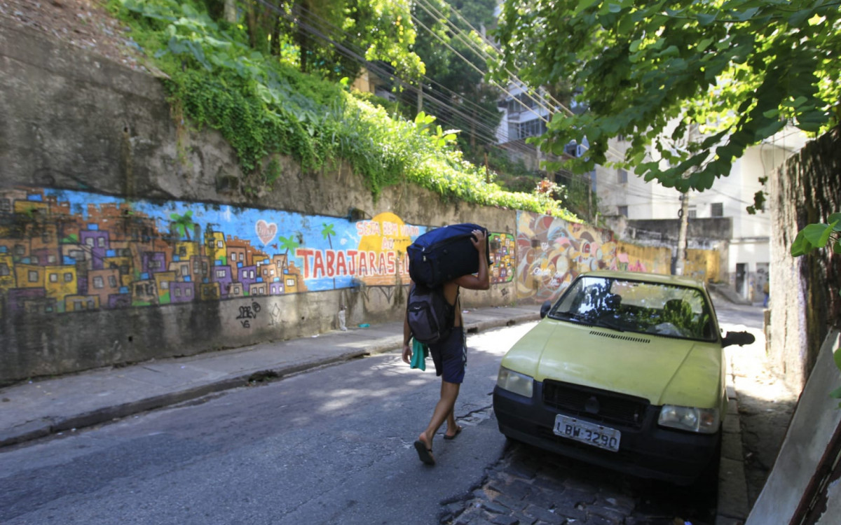 Maria Júlia estava em sua casa, dormindo, quando foi atingida por um disparo
