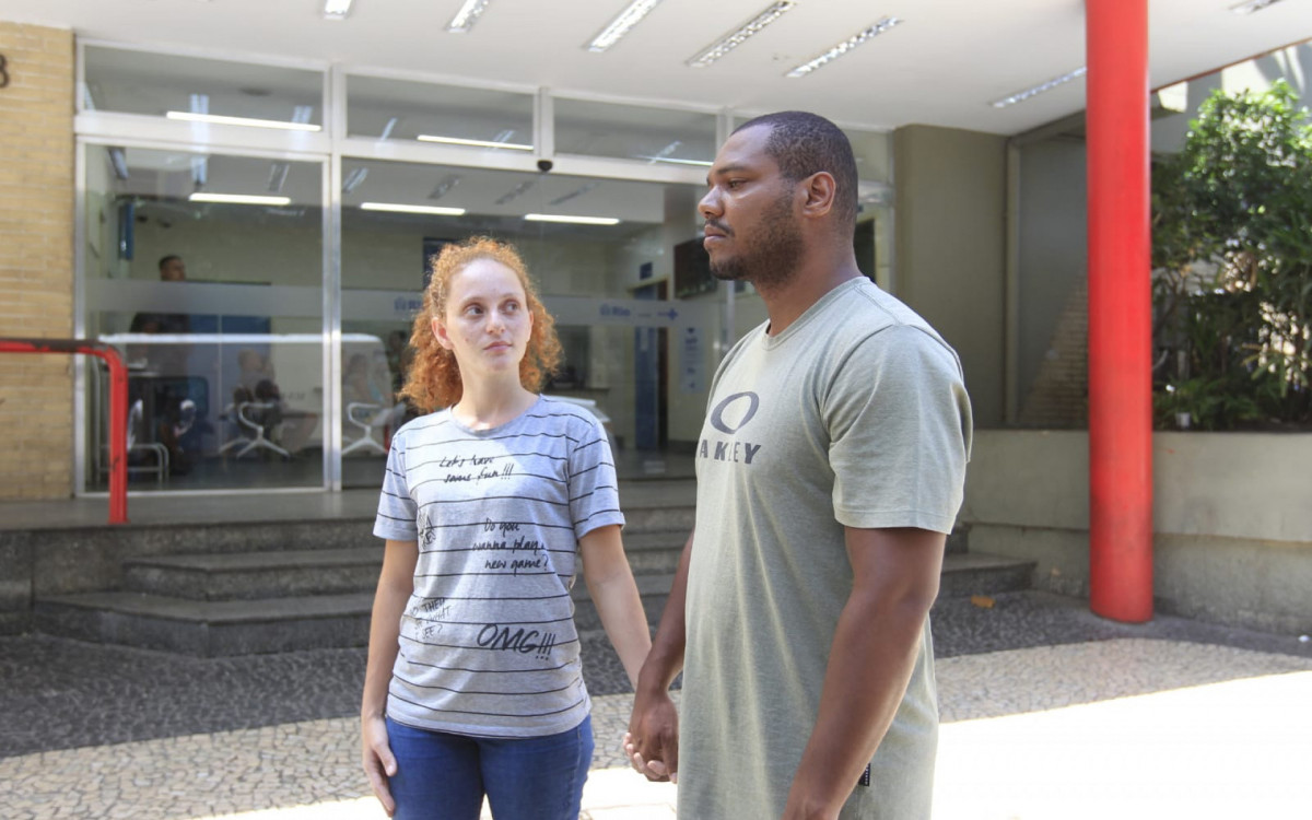 Júlio César e Amanda, pais da pequena Maria Júlia, baleada no Tabajaras e Cabritos, na porta do Hospital Municipal Miguel Couto.