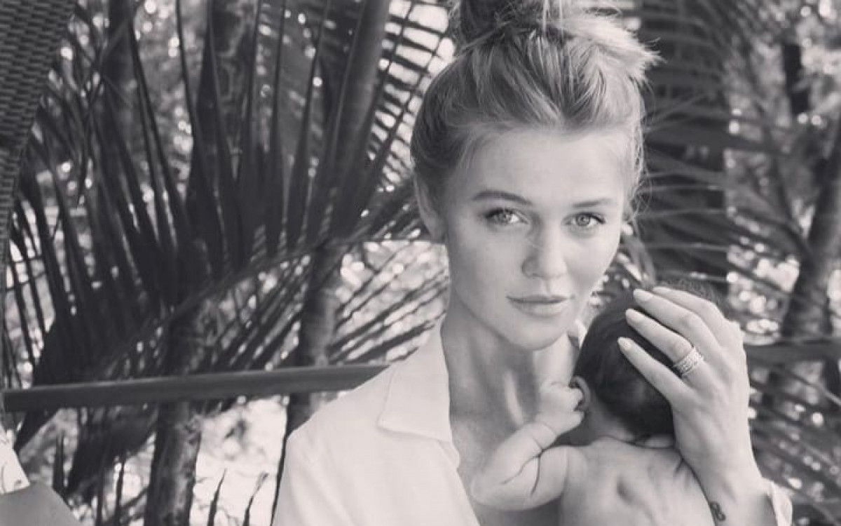 Cintia Dicker e Pedro Scooby com a filha Aurora 