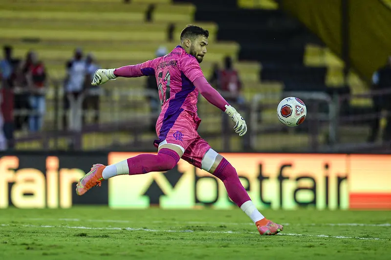Matheus Cunha chama a atenção do mercado, mas goleiro prioriza renovação