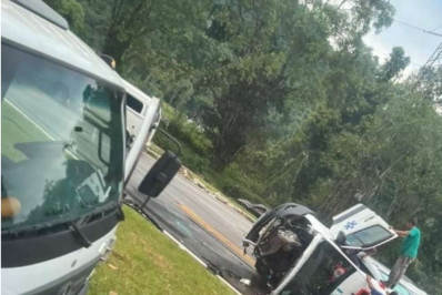 Ambulância com paciente tomba na Rio-Santos após colidir com um carro