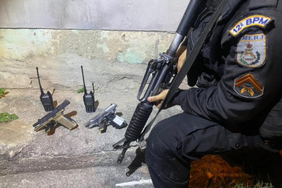 Polícia prende dois homens após denúncia de venda de drogas no Fonseca