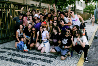 Hayley Williams atende fãs na porta de hotel na Zona Sul do Rio