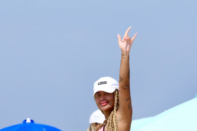 De biquíni fio-dental, Rafaella Santos renova o bronzeado em praia do Rio