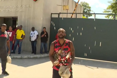 Com direito a pipoca, torcedores do Flamengo protestam no Ninho do Urubu