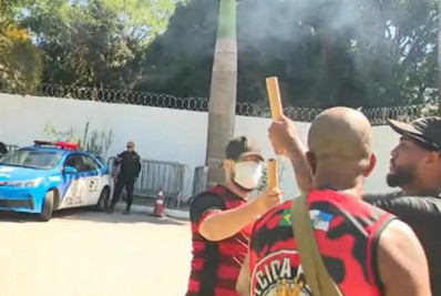 Com direito a pipoca, torcedores do Flamengo protestam no Ninho do Urubu