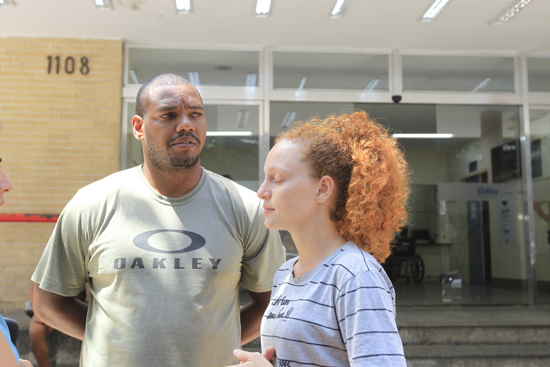 Operação policia militar no Tabajaras e Cabritos, em Copacabana. Na foto, Júlio César e Amanda, pais de Maria Júlia, na porta do hospital Miguel Couto, no Leblon.  - Reginaldo Pimenta / Agencia O Dia