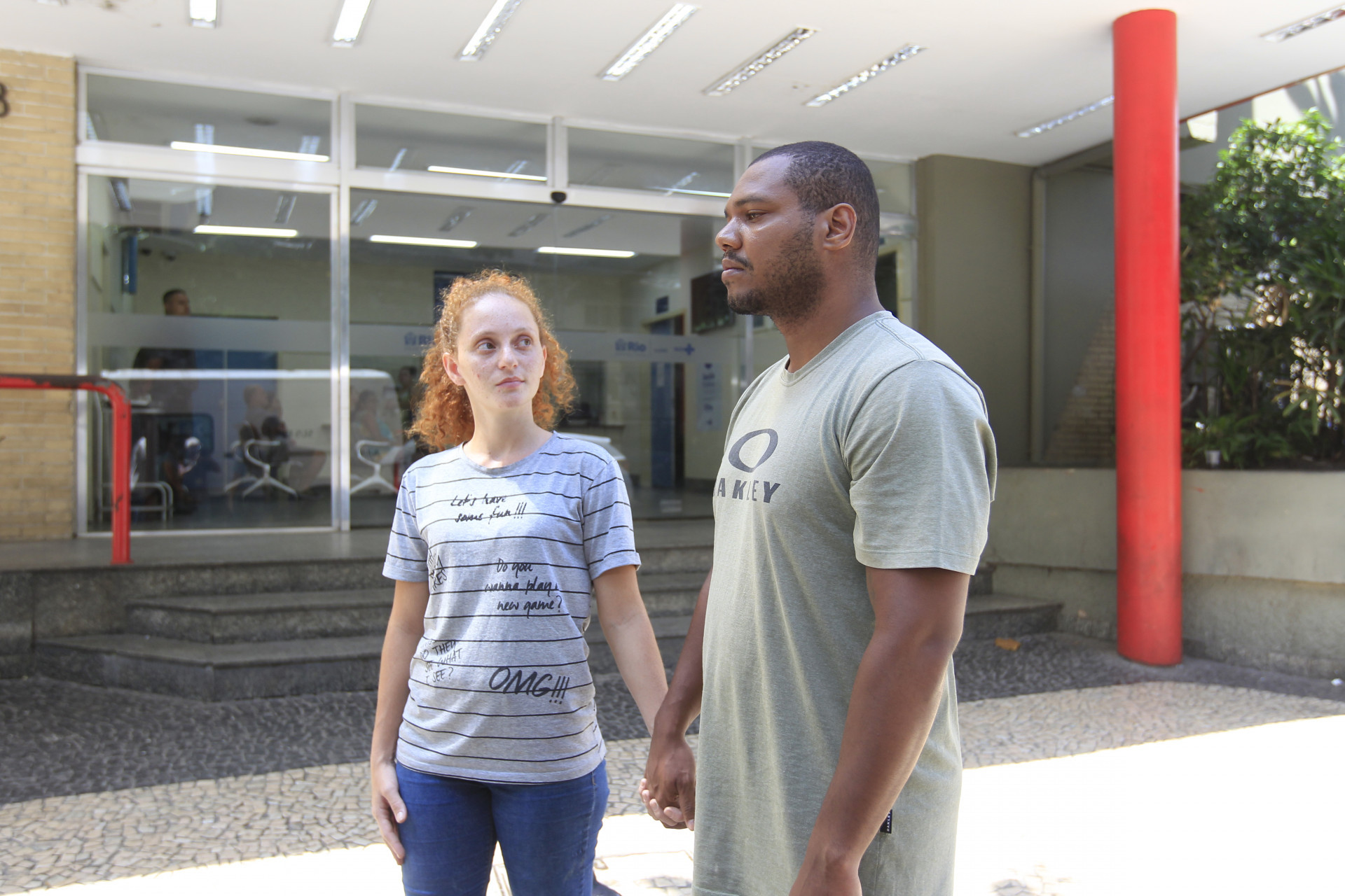Operação policia militar no Tabajaras e Cabritos, em Copacabana. Na foto, Júlio César e Amanda, pais de Maria Júlia, na porta do hospital Miguel Couto, no Leblon.  - Reginaldo Pimenta / Agencia O Dia