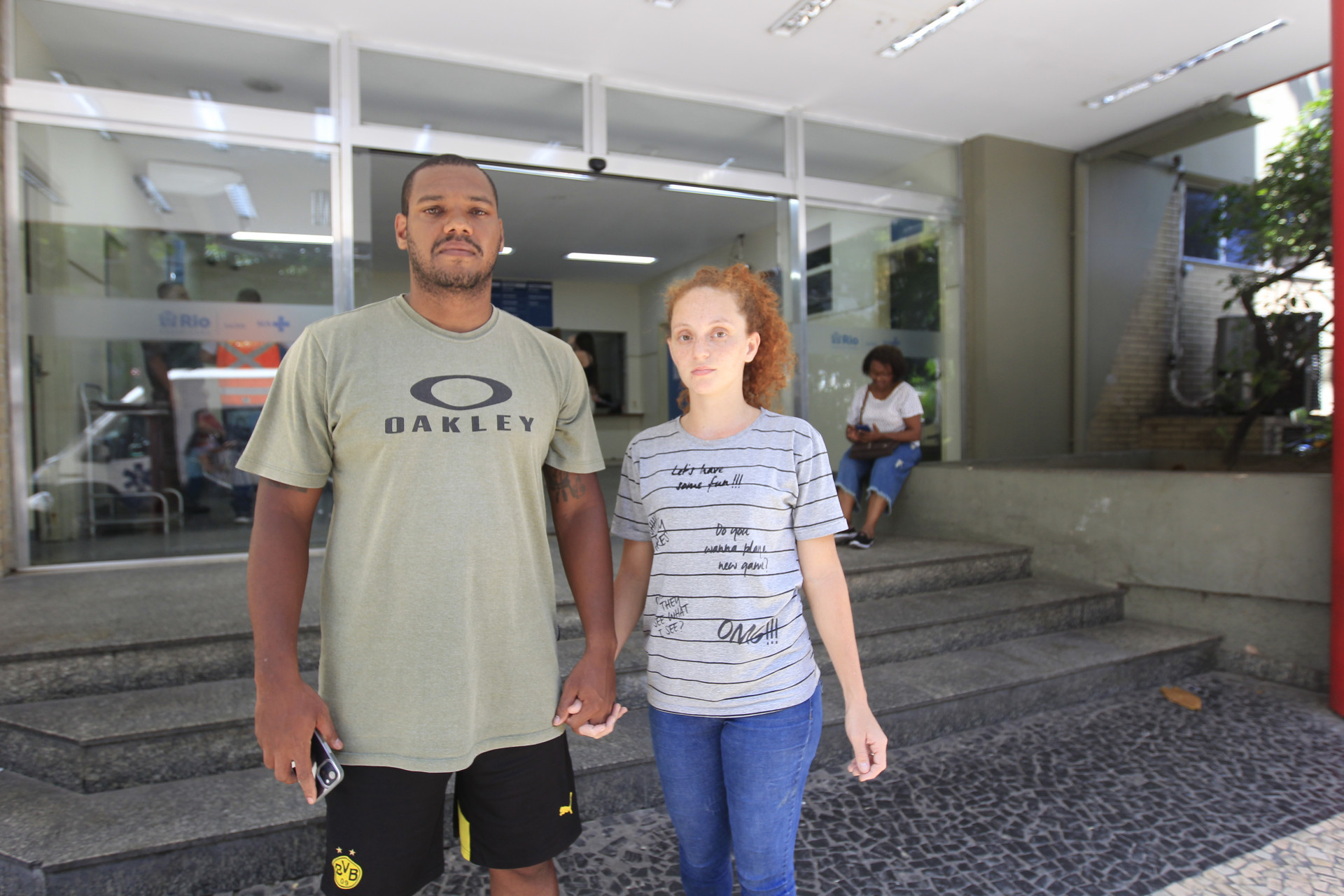 Operação policia militar no Tabajaras e Cabritos, em Copacabana. Na foto, Júlio César e Amanda, pais de Maria Júlia, na porta do hospital Miguel Couto, no Leblon.  - Reginaldo Pimenta / Agencia O Dia