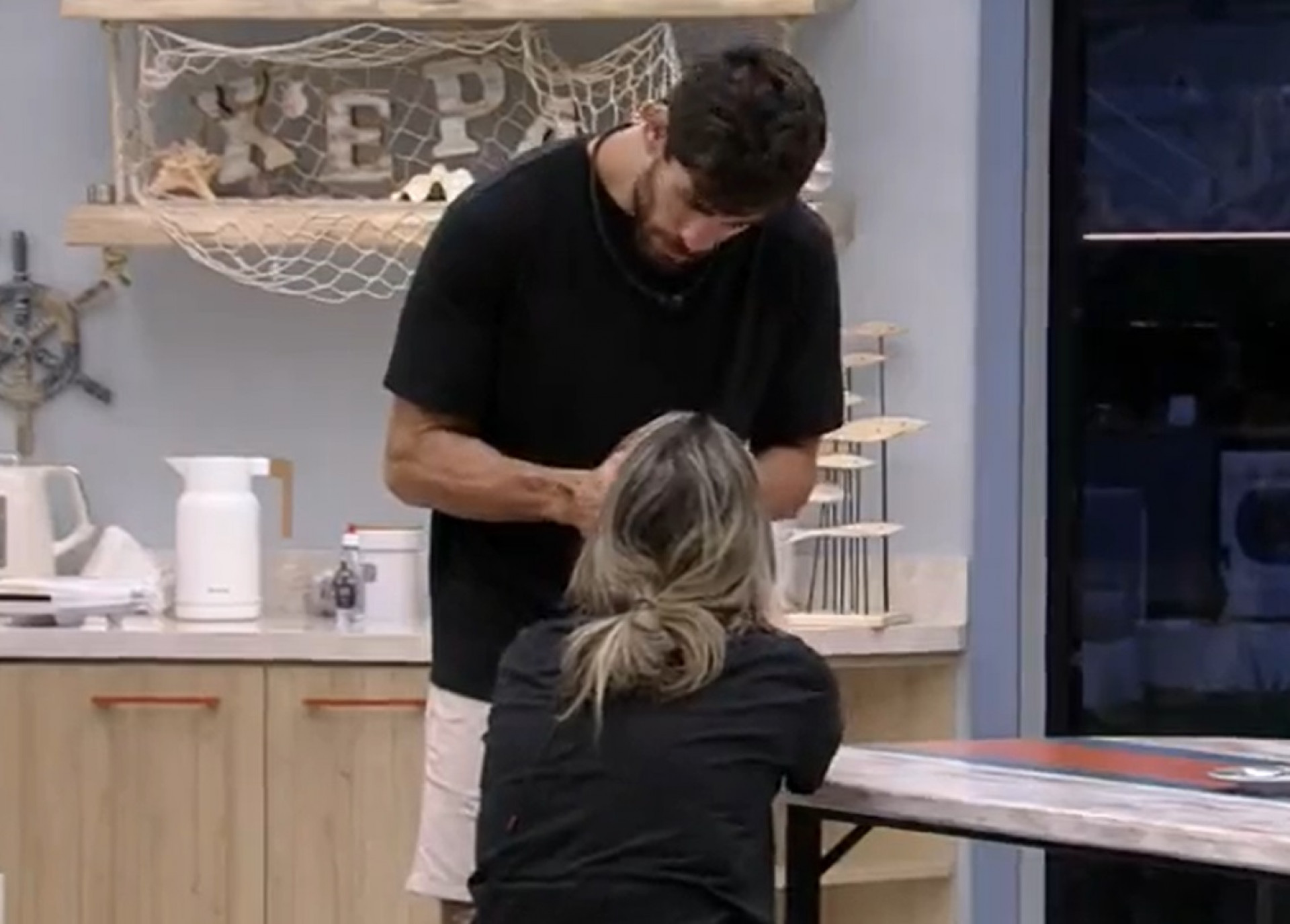 Antonio Cara de Sapato consola Amanda - Reprodução da TV Globo