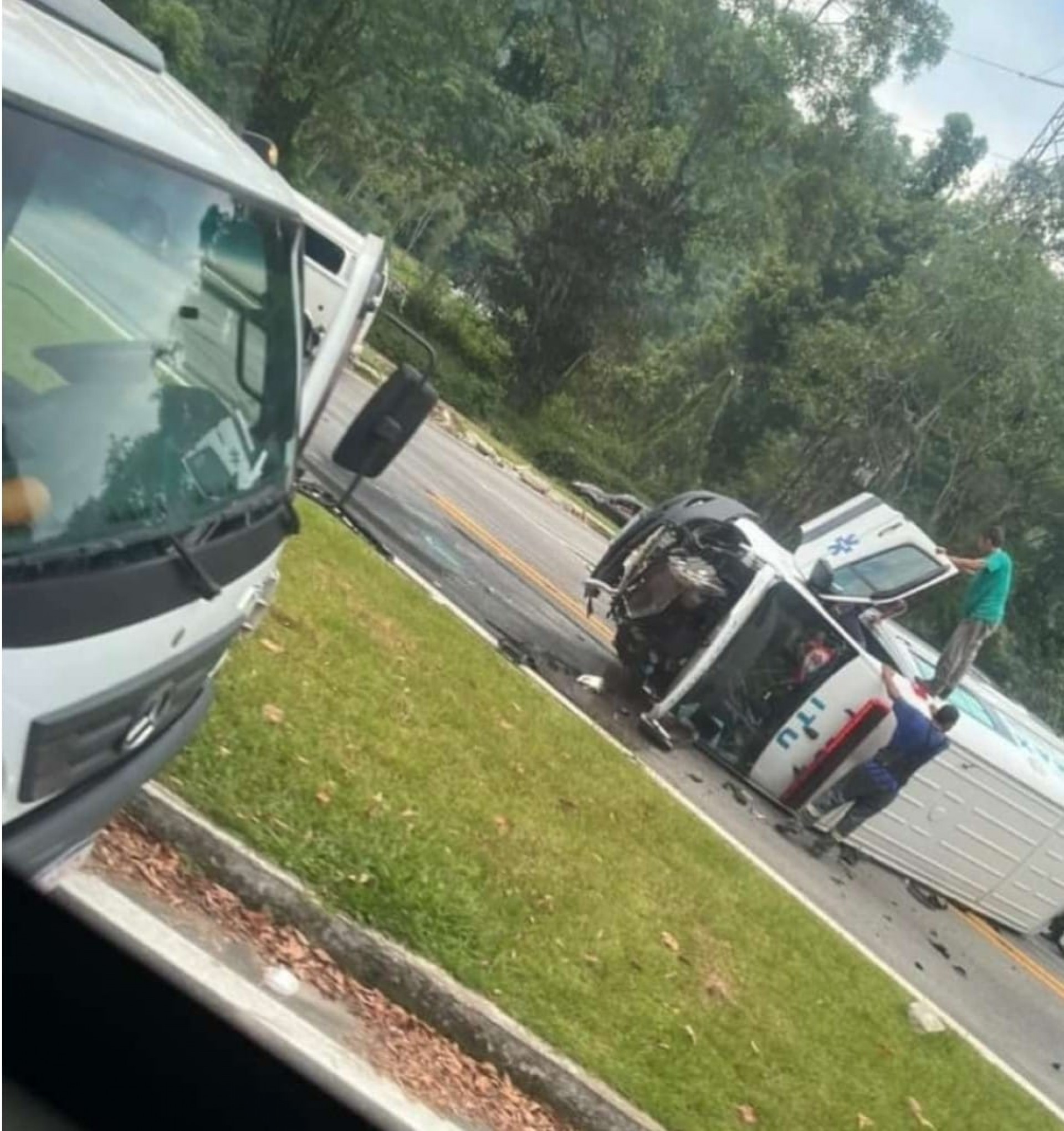 Ambul&acirc;ncia tomba na Rio-Santos depois de colidir com um carro
