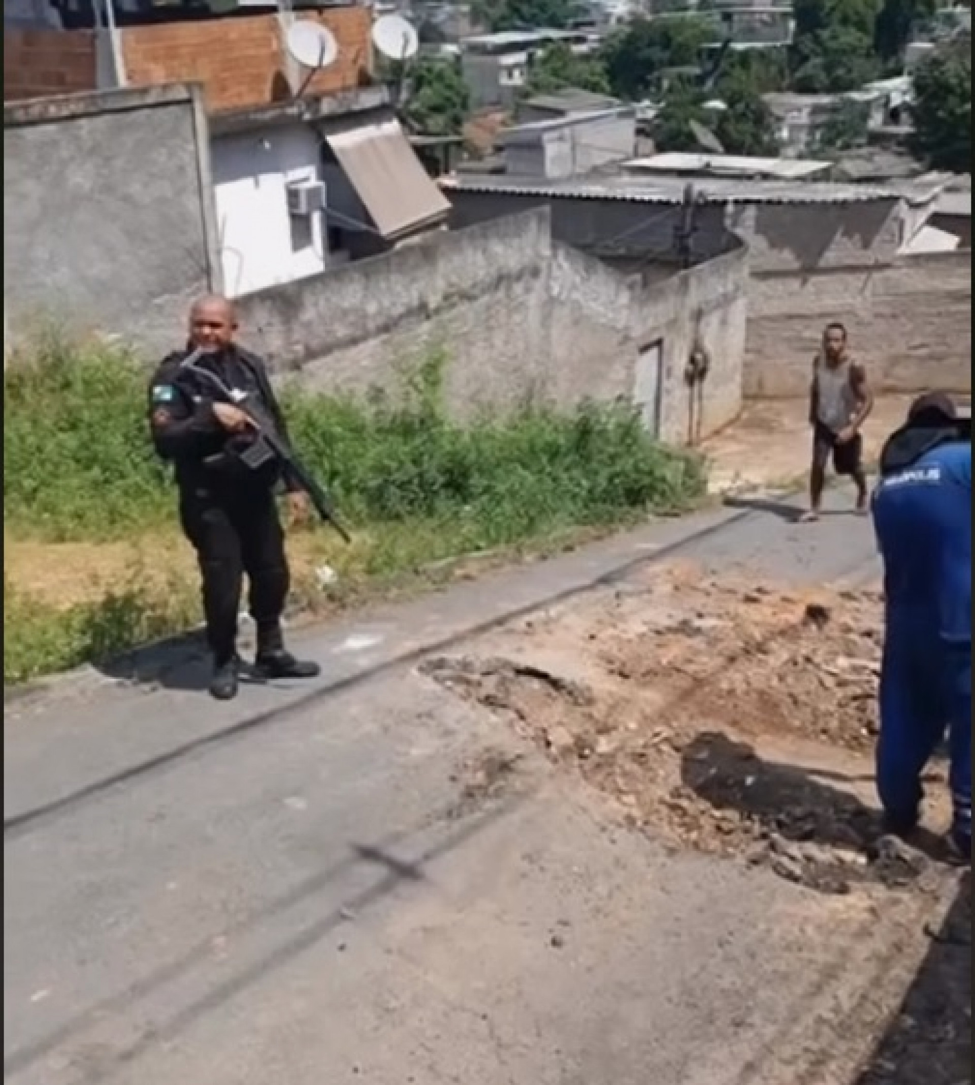 Os policiais militares do 20&ordm; BPM acompanharam de perto a pavimenta&ccedil;&atilde;o da via, ap&oacute;s a retirada das barricadas - Divulga&ccedil;&atilde;o / 20&ordm; BPM