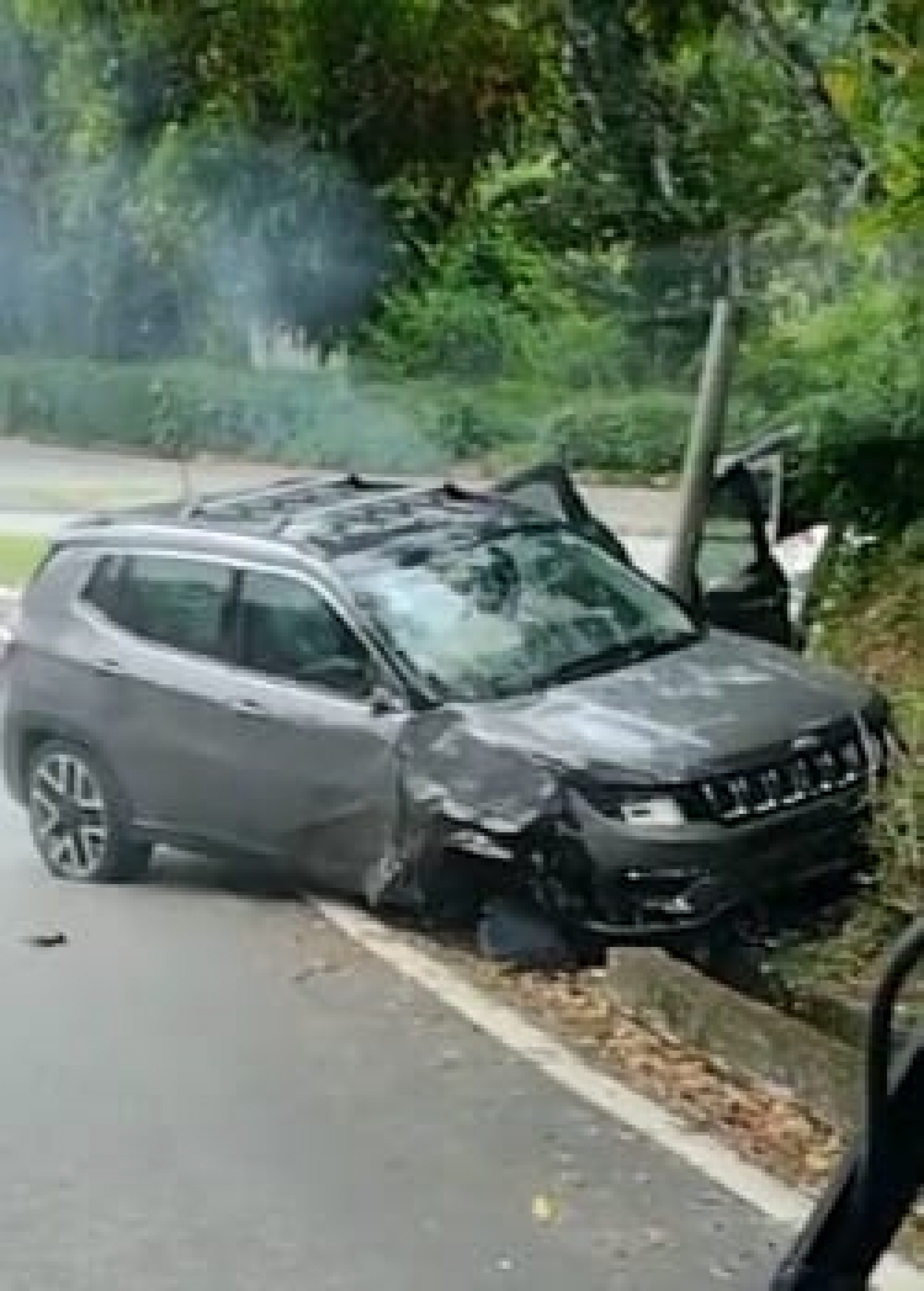 Carro que colidiu com a ambul&acirc;ncia no trevo de Praia Brava - Divulga&ccedil;&atilde;o