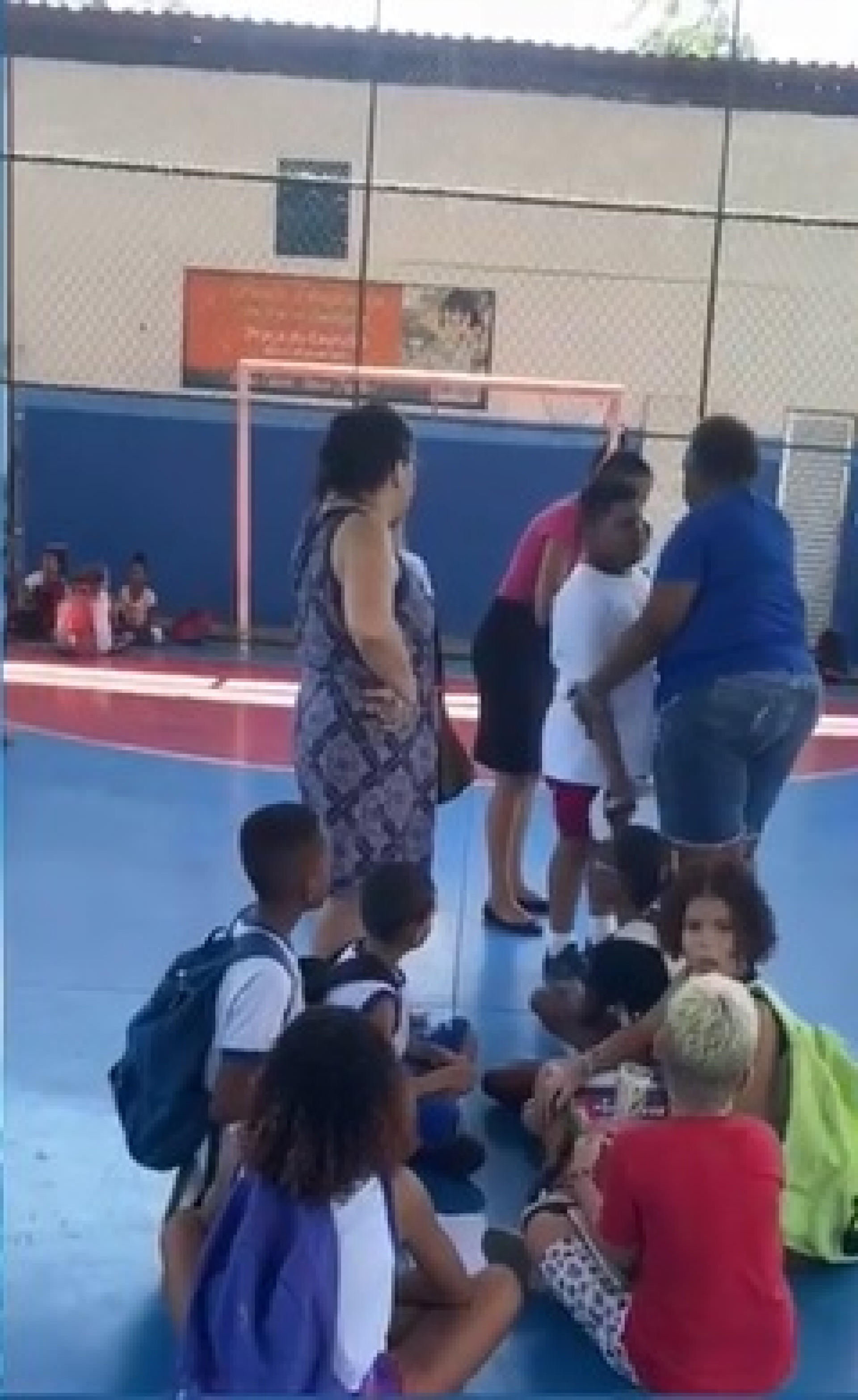 Os alunos foram levados para a Pra&ccedil;a do Ex&eacute;rcito, pr&oacute;ximo da escola, no bairro Manoel Reis - Reprodu&ccedil;&atilde;o / Redes Sociais