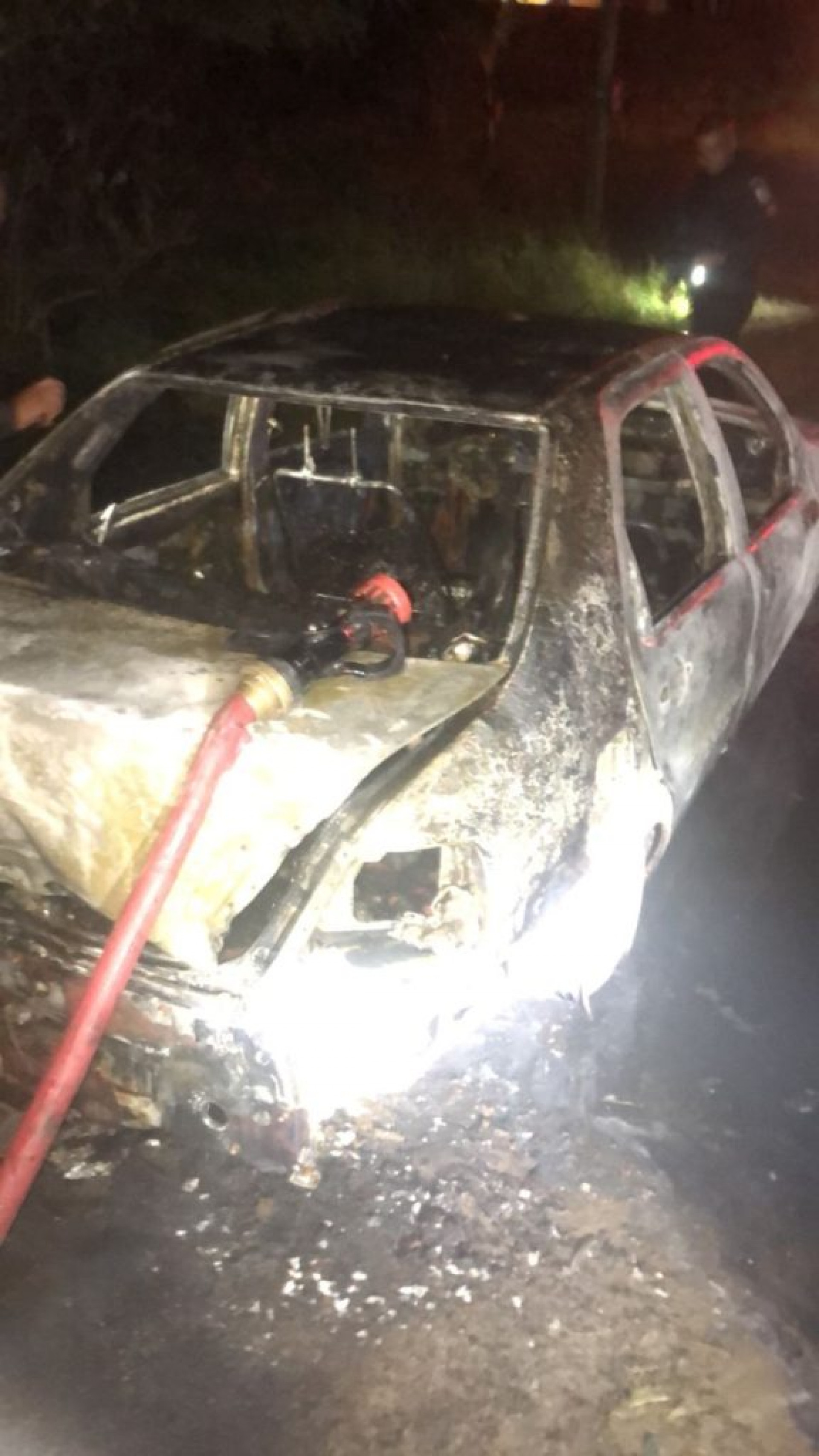 Um dos carros utilizados pelos criminosos foi encontrado em chamas &ndash; Foto: Divulga&ccedil;&atilde;o/PM - Letycia Rocha (RC24h)