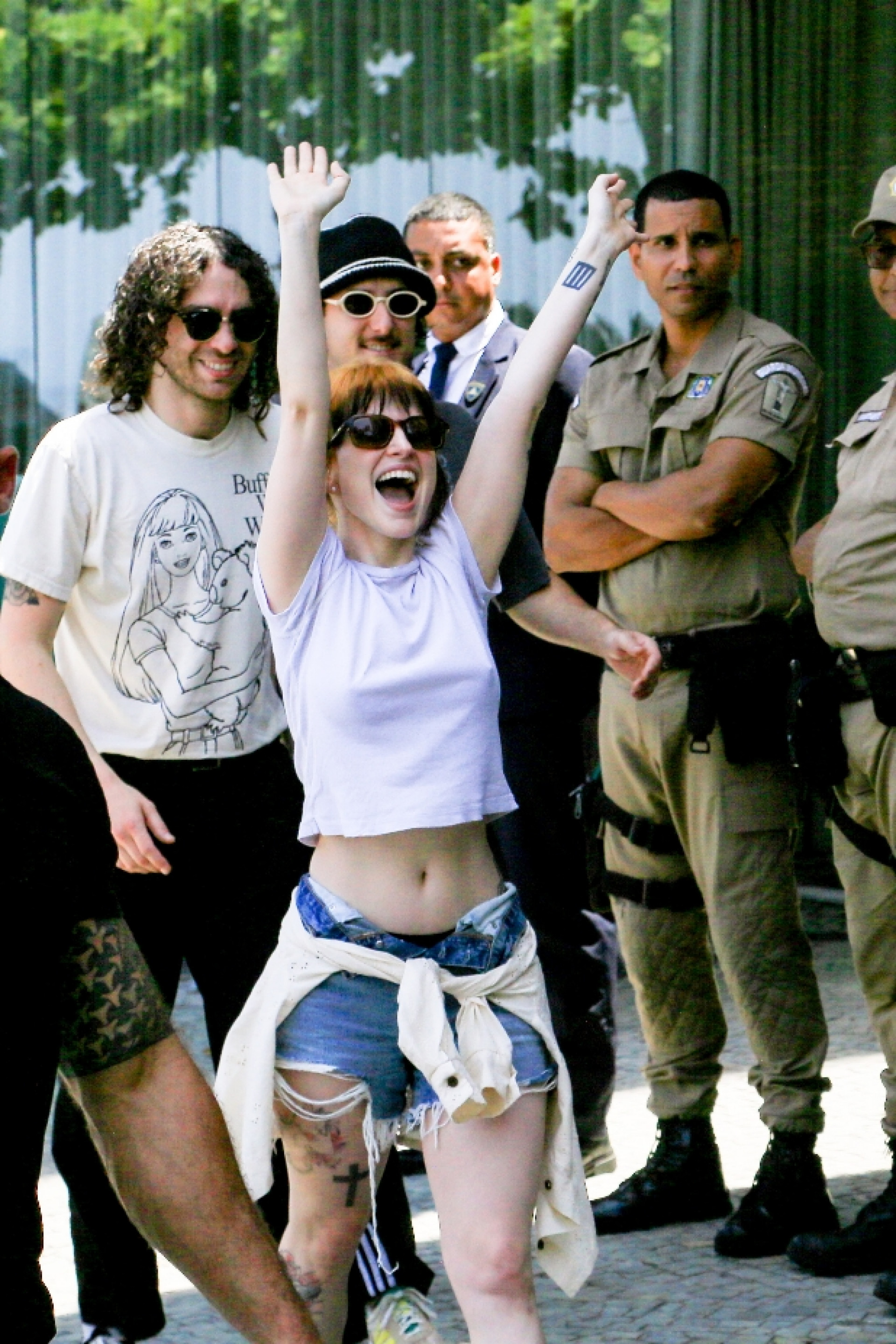 Vocalista do Paramore atendeu fãs na porta de hotel  - Fotos: JC Pereira/AgNews